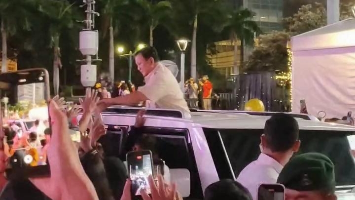 Tak Disangka, Prabowo Sapa Warga di Bundaran HI Sambil Naik Mobil Maung Jelang Tahun Baru