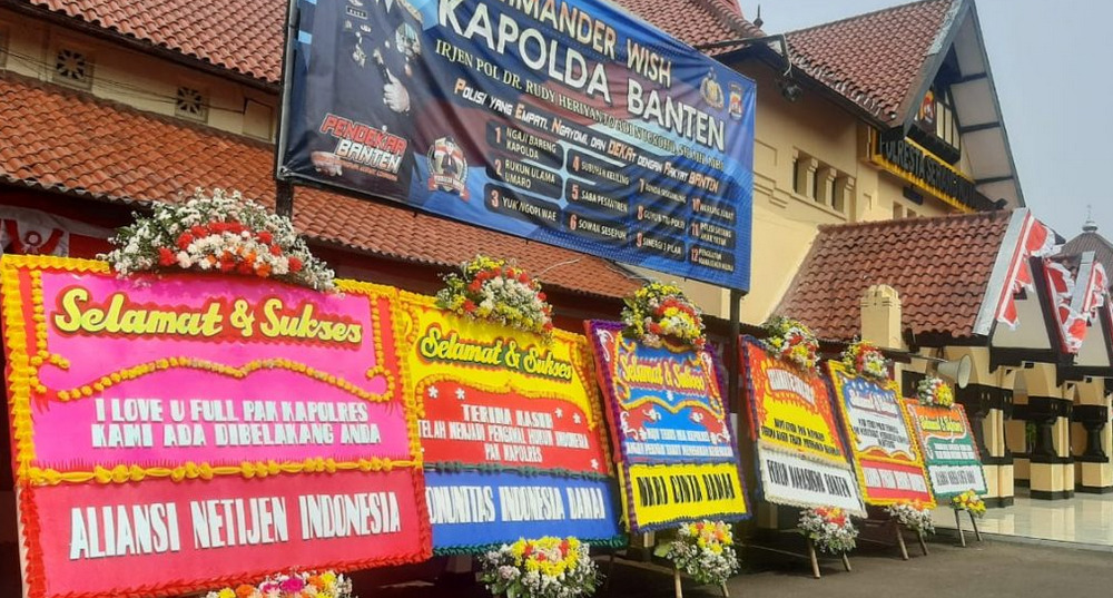 Nikita Mirzani Resmi Jadi Tersangka, Netizen Kirim Karangan Bunga ke Kantor Polisi