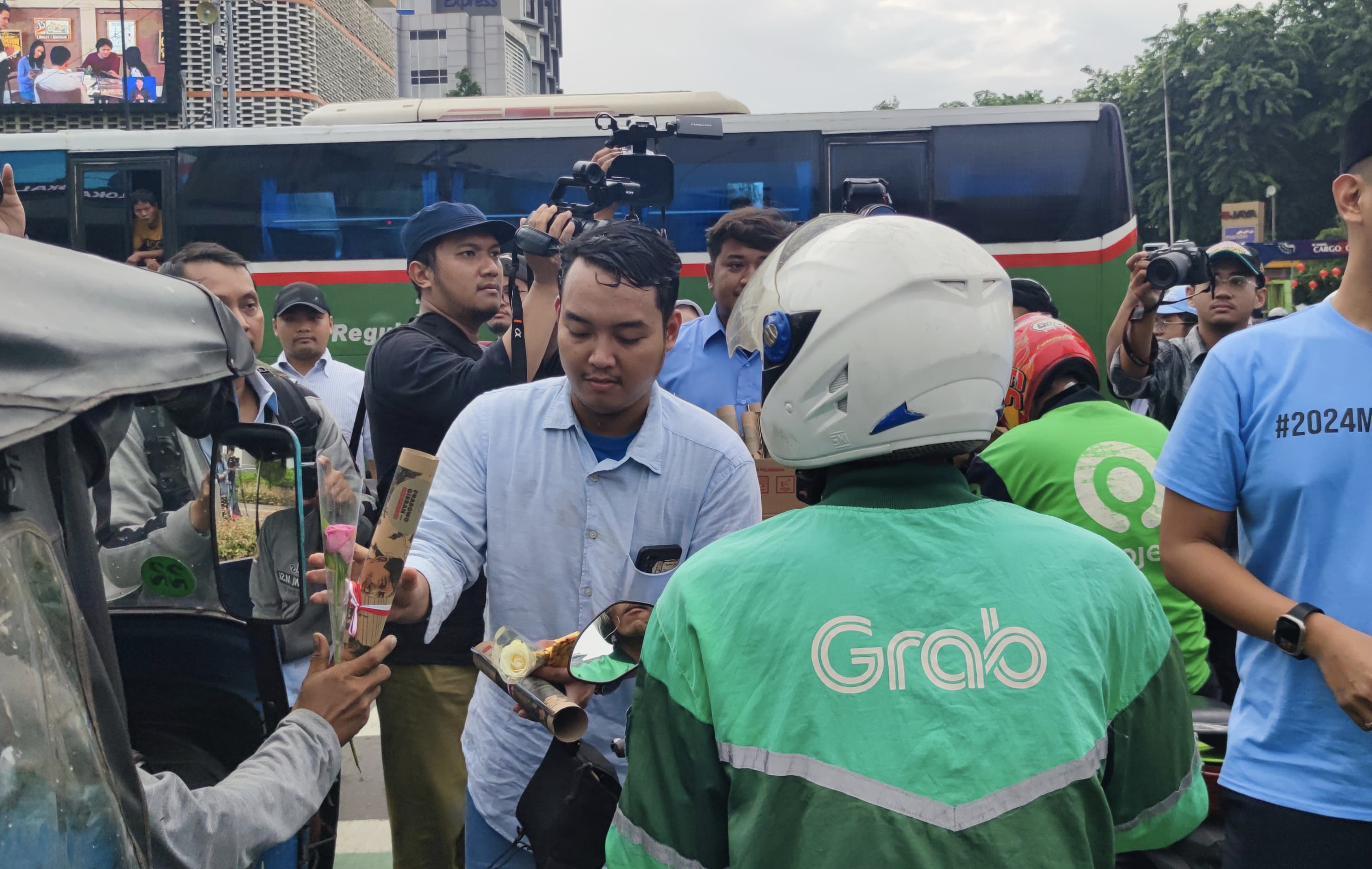 TKN Fanta Rayakan Kemenangan Prabowo-Gibran di Quick Count Dengan Bagi-bagi Bunga dan Coklat