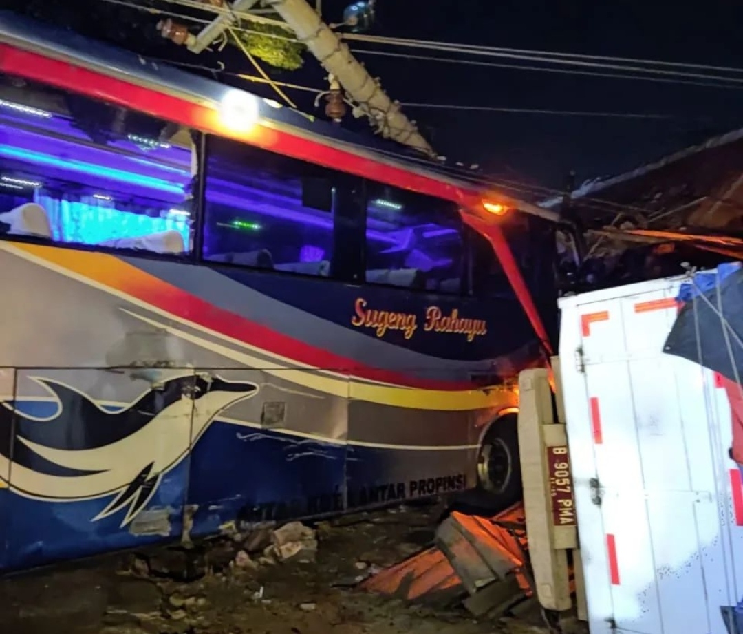 Lagi! Kecelakaan Bus PO Sugeng Rahayu Seruduk Truk Muatan Hingga Hantam Rumah di Sragen