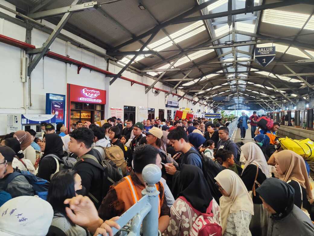Puncak Nataru, Ribuan Penumpang Padati Kereta Api di Daop 8 Surabaya