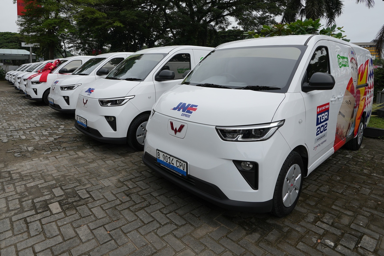 Wuling Gandeng JNE Tangerang, Perkuat Logistik Program ‘Green Expedition’