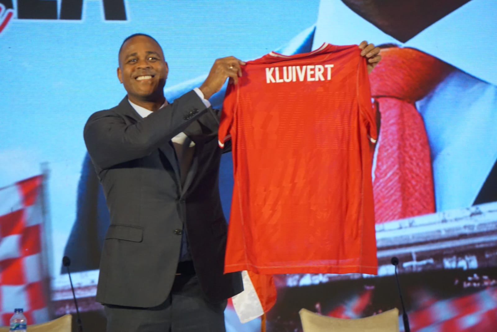 Baru Pertama Kali Datang ke Indonesia, Patrick Kluivert: Sangat Suka Passion Fans Skuad Garuda