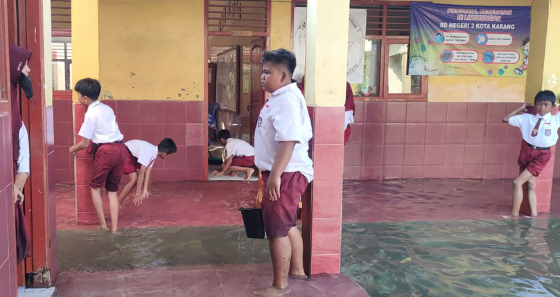 Siswa Terpaksa Belajar di Tengah Genangan Banjir Rob