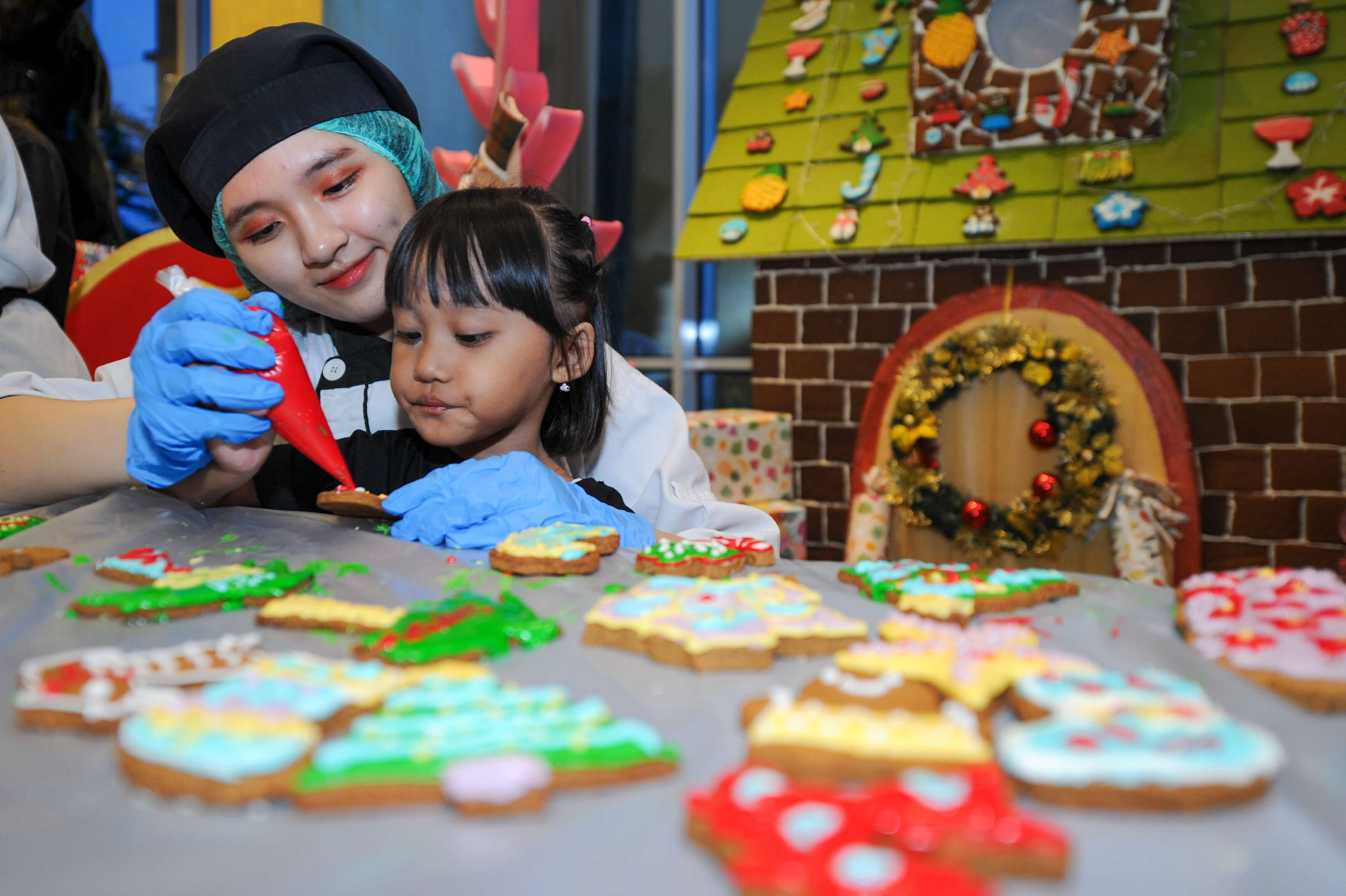 Sambut Natal, Hotel Ciputra World Ajak Anak-anak Hias Ginger Cookies