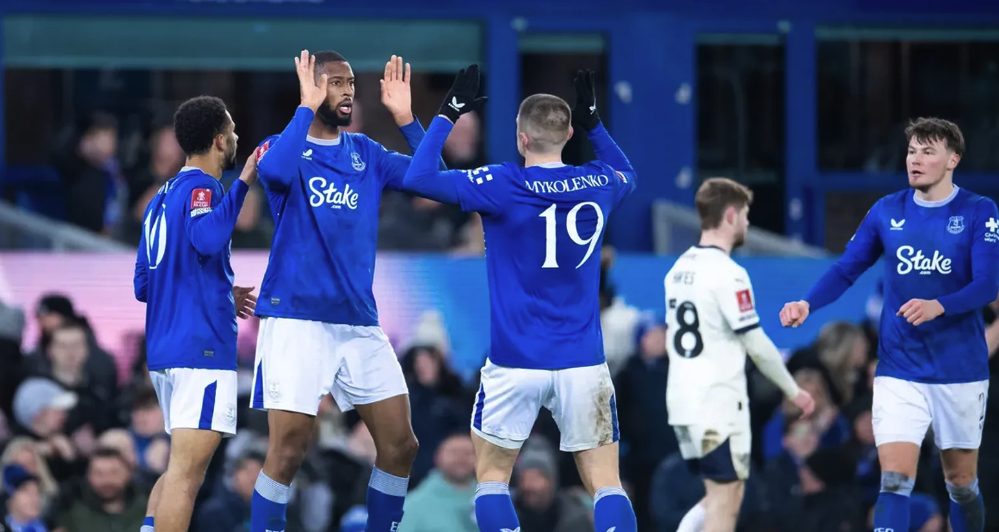 Piala FA Everton vs Peterborough 2-0: The Toffes Menang Tanpa Pelatih Kepala! 