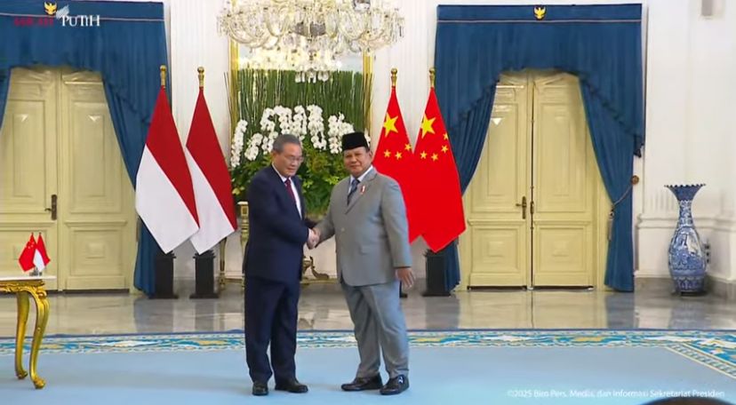 Prabowo Tegaskan Persahabatan Erat Indonesia-Tiongkok, Sambut PM Li Qiang di Istana Merdeka