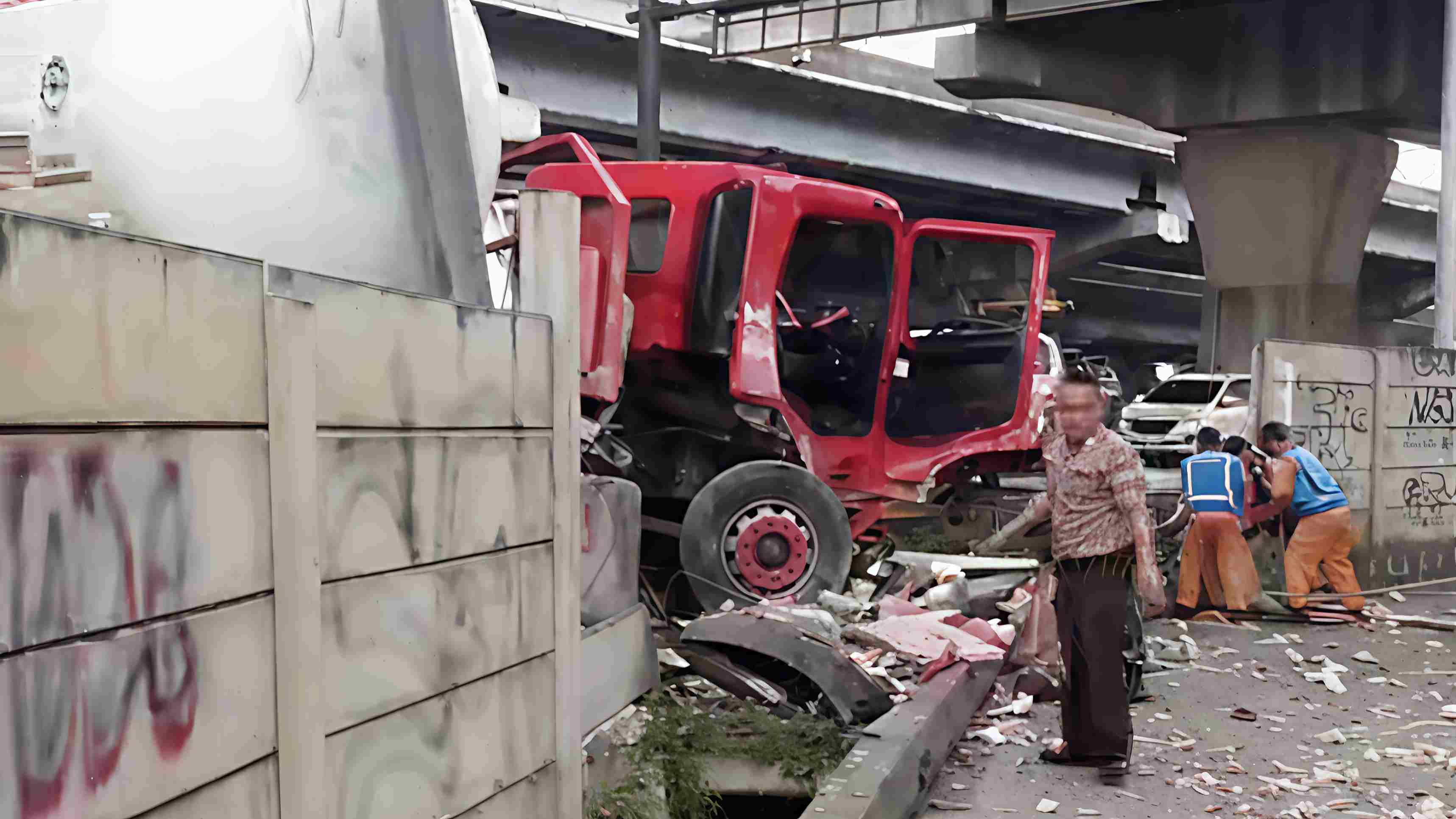 Truk Tangki LPG Kecelakaan di Tol Japek, Tabrak Tembok Tol hingga Roboh 