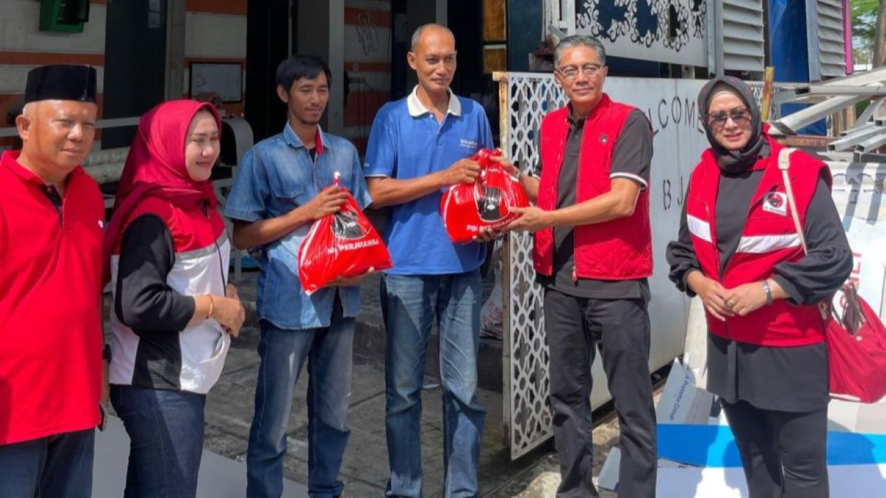 Peduli Persiapan Lebaran, DPC PDIP Kabupaten Mojokerto Bagikan Bingkisan 