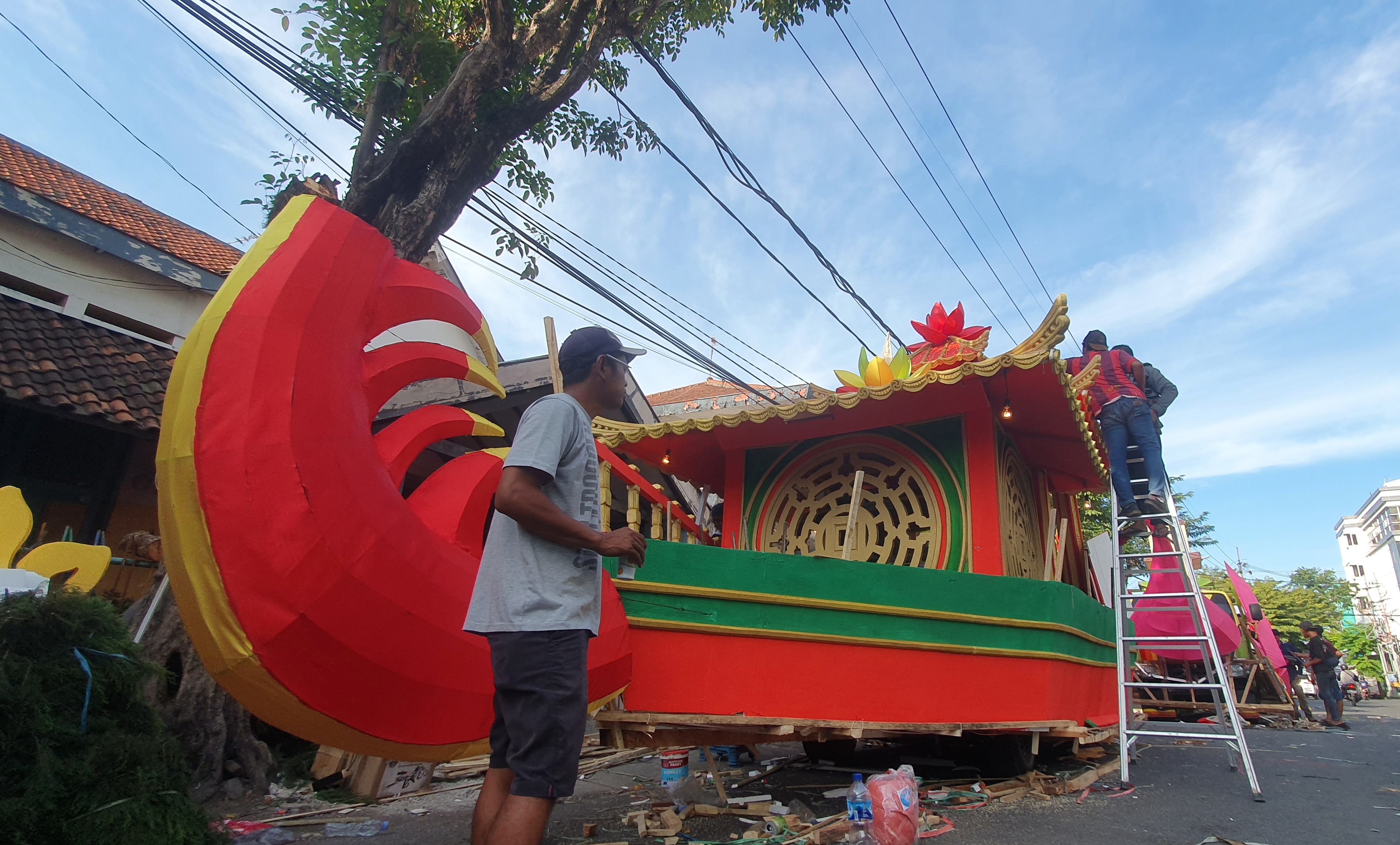 Menengok Antusiasme Pengrajin Mobil Hias untuk Light Parade di Surabaya Vaganza 2023