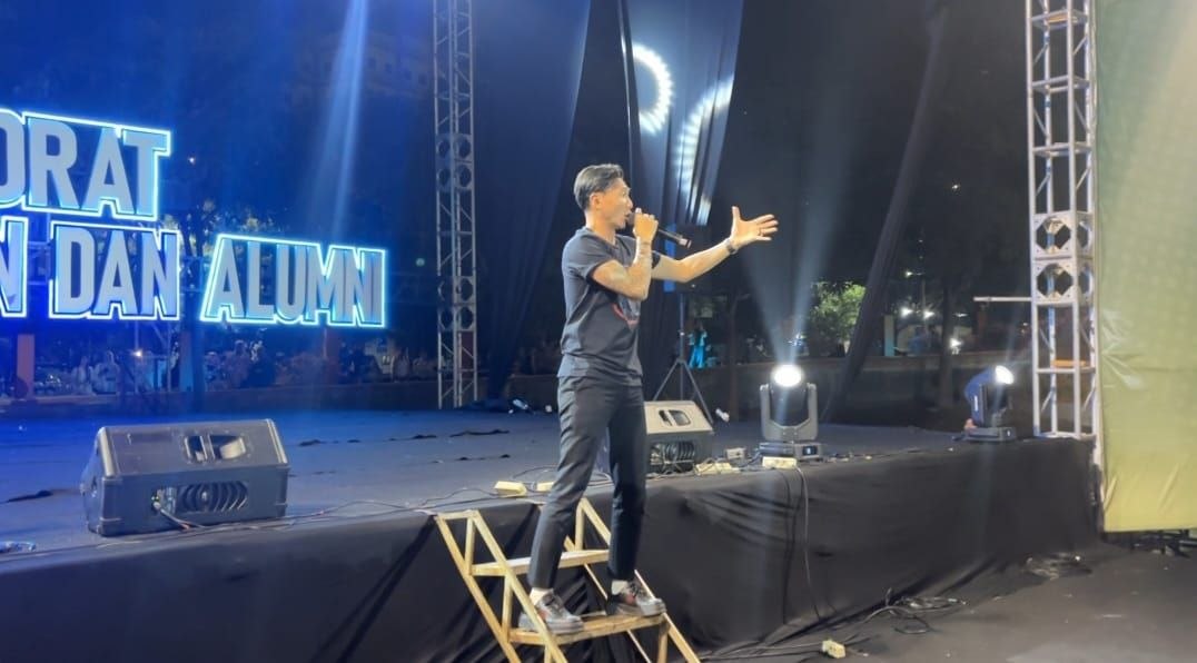 Anji Ajak Mahasiswa UNESA Berani Ambil Keputusan dan Latih Public Speaking