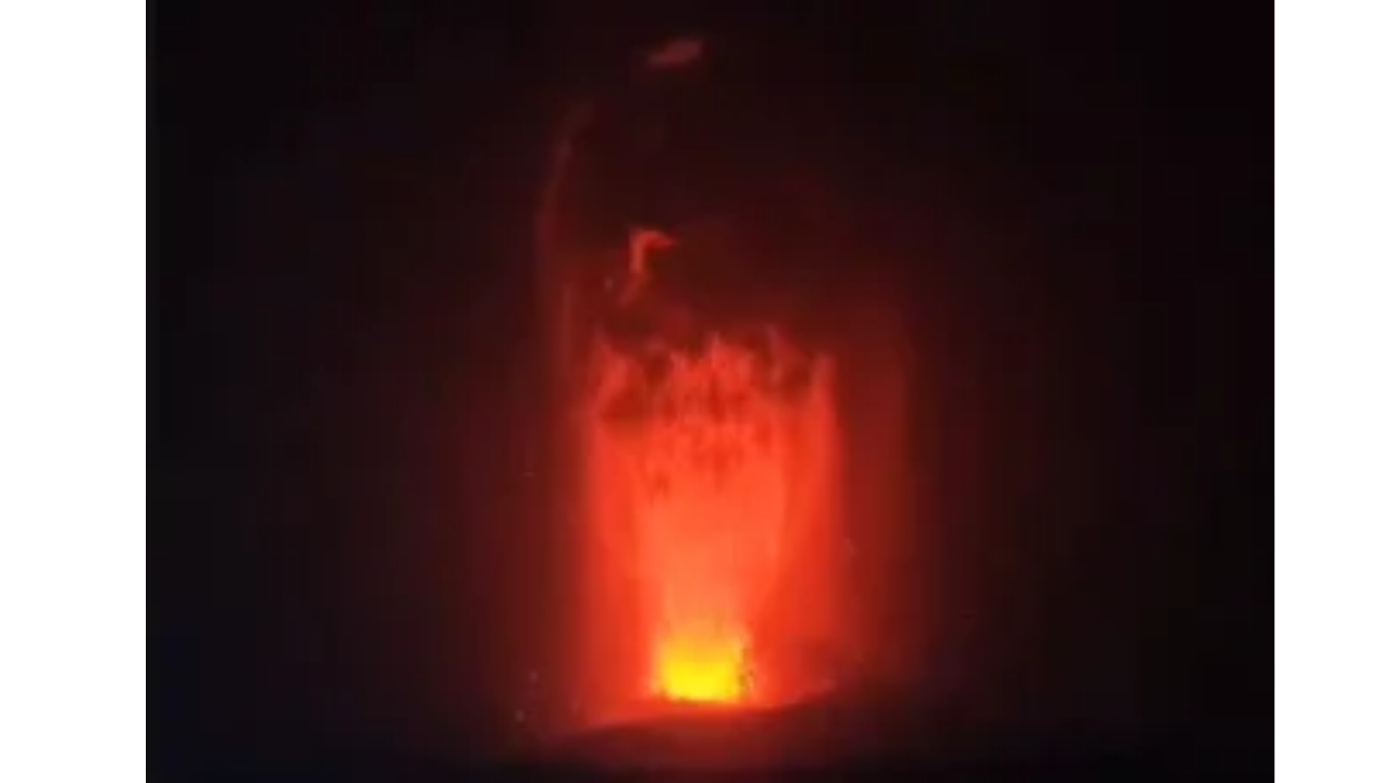 Gunung Anak Krakatau Erupsi, Semburkan Lava dan Dentuman Keras