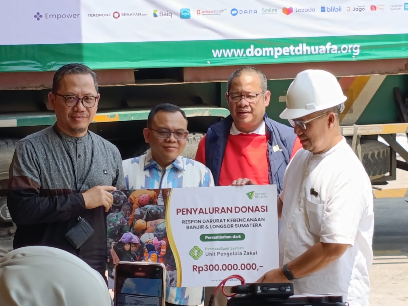 Dompet Dhuafa Bersama PT Food Station Tjipinang Distribusi 60 Ton Bagi Penyintas Banjir Sumatera-Aceh