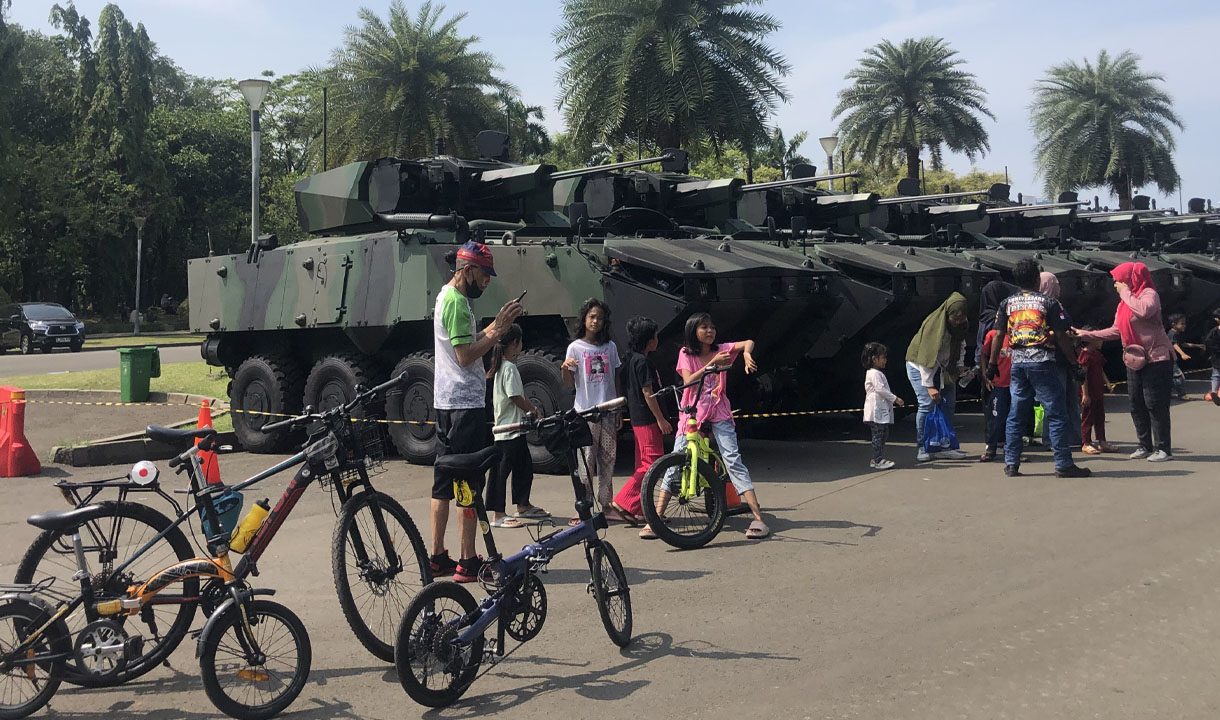 Warga Antusias Sambangi Pameran Alutsista HUT TNI ke-79 di Monas Hari Ini   