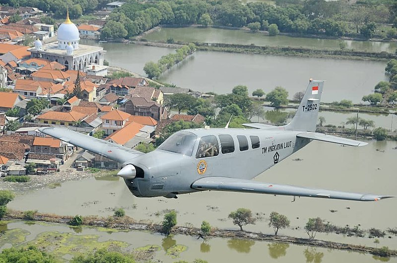 BREAKING NEWS!!! Pesawat Latih Bonanza TNI AL Jatuh di Alur Pelayaran Barat Surabaya