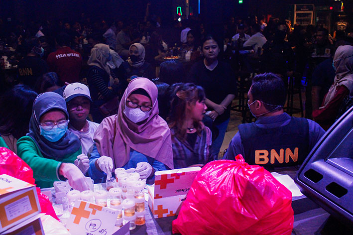 Razia Tempat Hiburan Malam, Pemkot dan BNNK Surabaya Amankan Puluhan Remaja 
