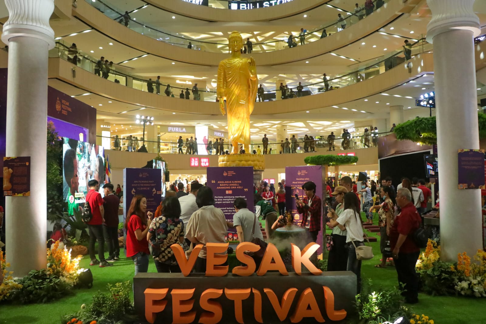 Patung Buddha Mudra Vitarka di Tunjungan Plaza 3 Ini Catat Rekor MURI