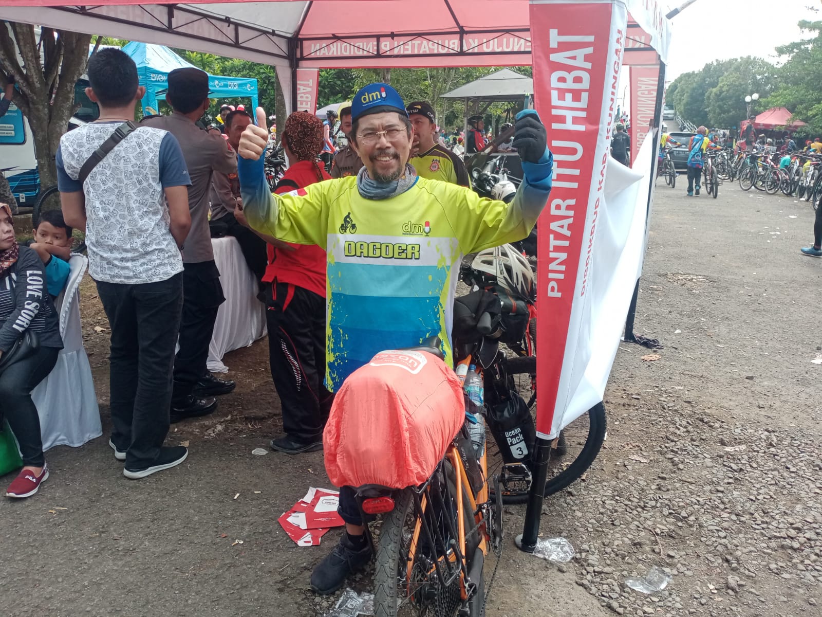 Peringati Hadiknas, Pensiunan Guru Tempuh Bogor-Kuningan Dengan Sepeda