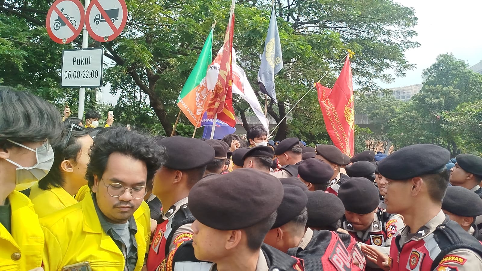 MRT Tutup Stasiun Dukuh Atas dan Bundaran HI Imbas Demo Mahasiswa Kepung Jalan Sudirman