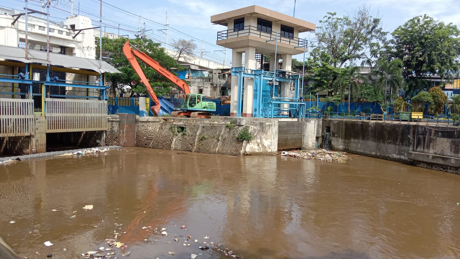 Warga DKI Sepanjang Bantaran Sungai Diminta Waspada Setelah Katulampa Siaga 3, 20 Wilayah Segera Antisipasi Banjir Kiriman