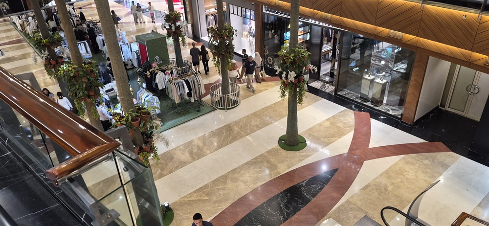 Pria Itu Selesai Menelepon, Mondar-Mandir, Jatuh dari Lantai 3 PIM 2 dan Tewas