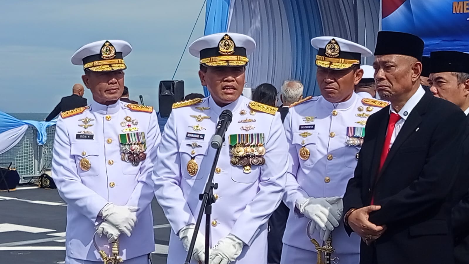 Alasan Penting TNI AL Tabur Bunga Hari Pahlawan di Atas KRI Brawijaya-320
