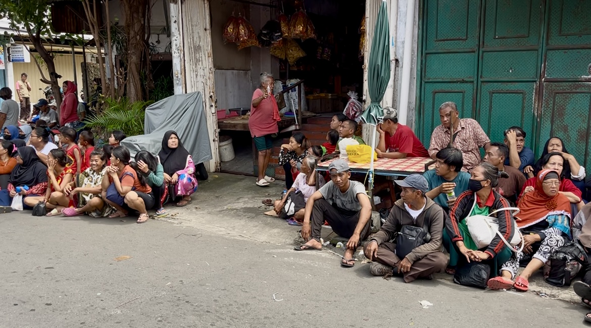PMKS Membludak di Vihara Dharma Bhakti Sembari Menanti Angpao