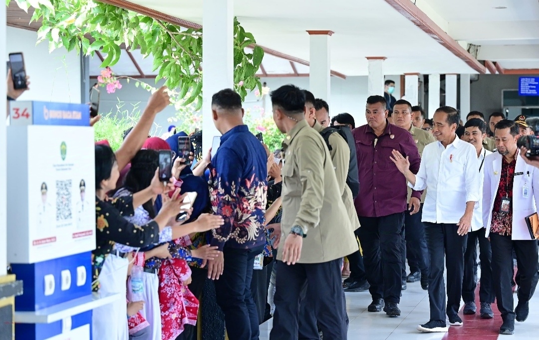 Jelang 25 Hari Pemerintahannya Berakhir, Jokowi Sapa Pasien dan Keluarganya di RSUD dr. Abdul Rivai