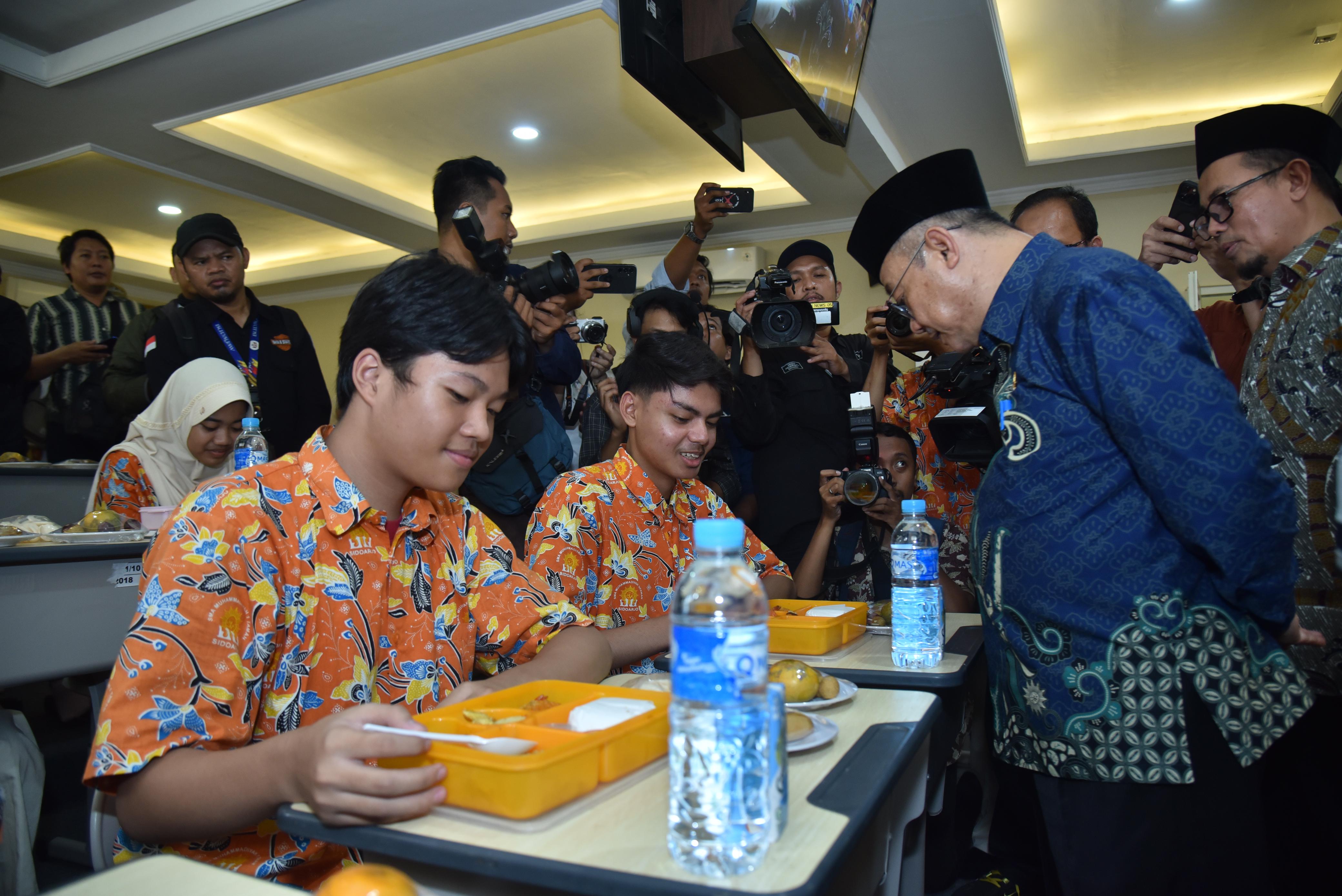 Mendikdasmen Abdul Mu'ti Sebut Makan Bergizi Gratis Bagian dari Pendidikan Karakter, Ini Alasannya