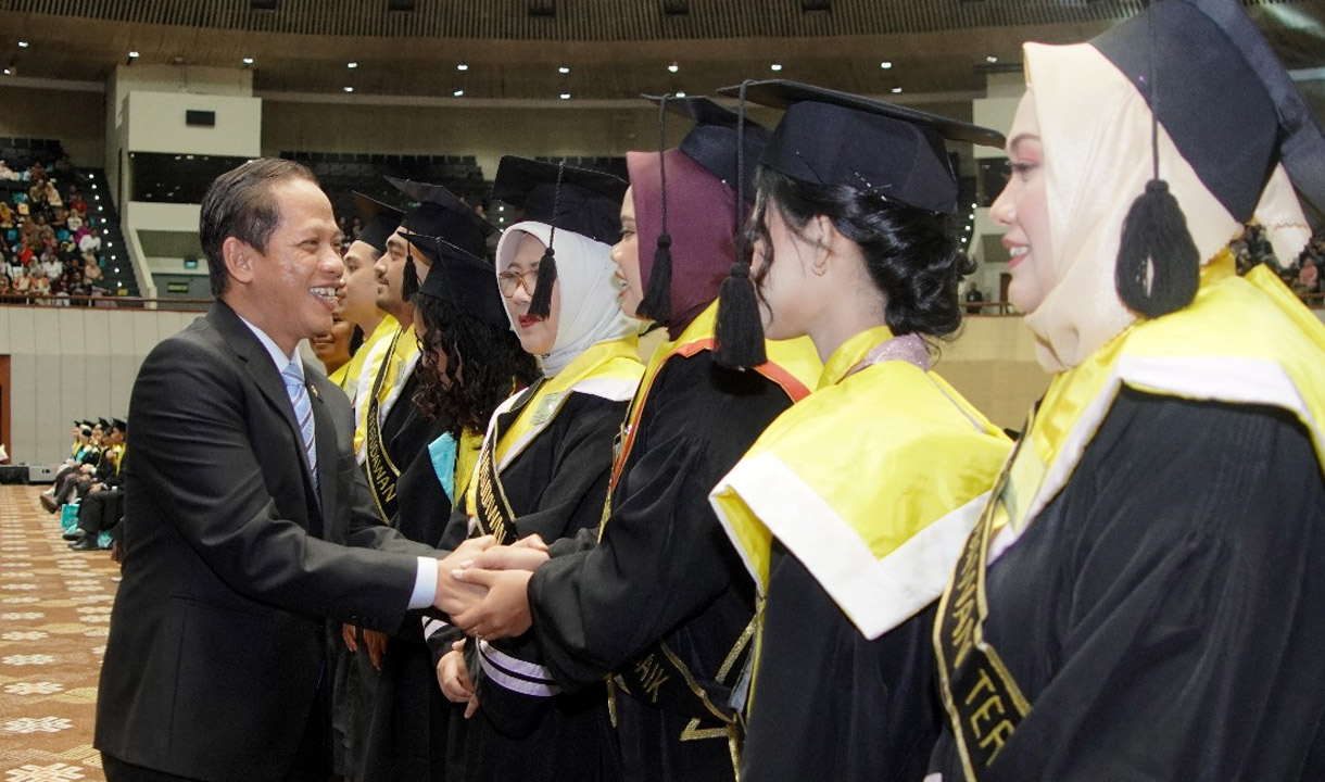 Menteri LH: Wisuda UNAS 2025 Dari Panggung Akademik ke Gerakan Lingkungan Global 
