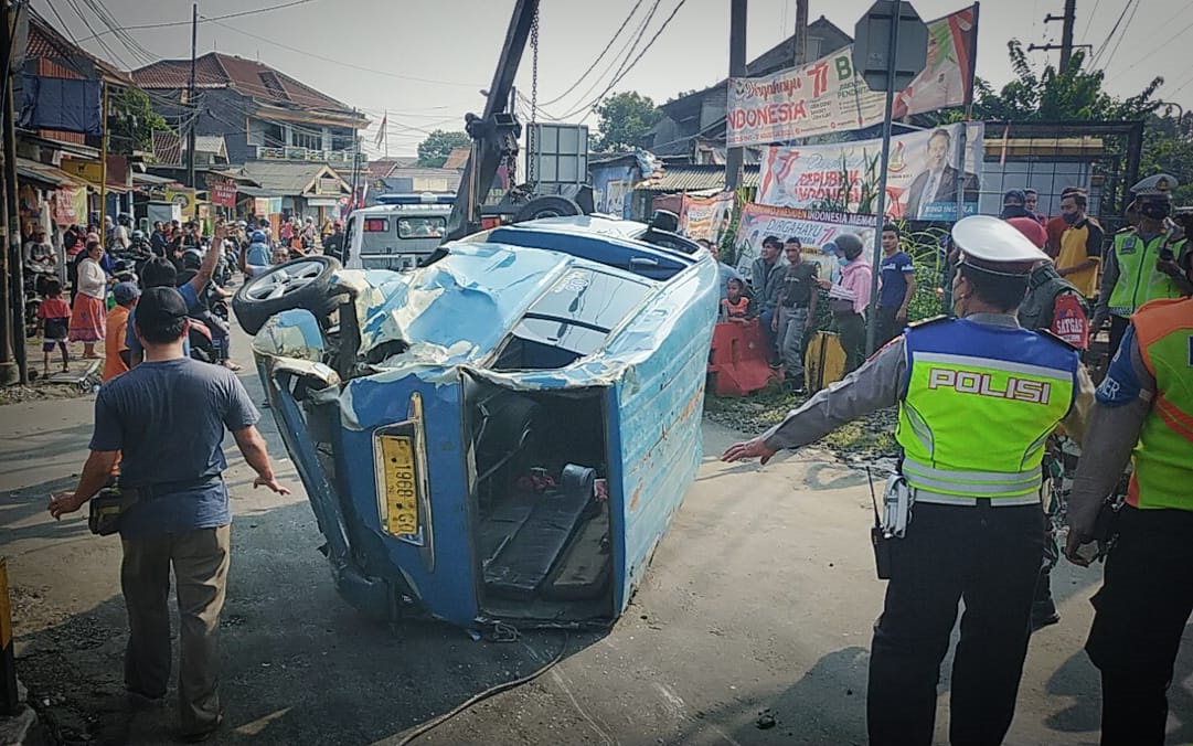 Angkot Citeureup-Pasar Anyar Bogor Ringsek Dihantam Commuter Line di Perlintasan Kebon Pedes, Kok Bisa?