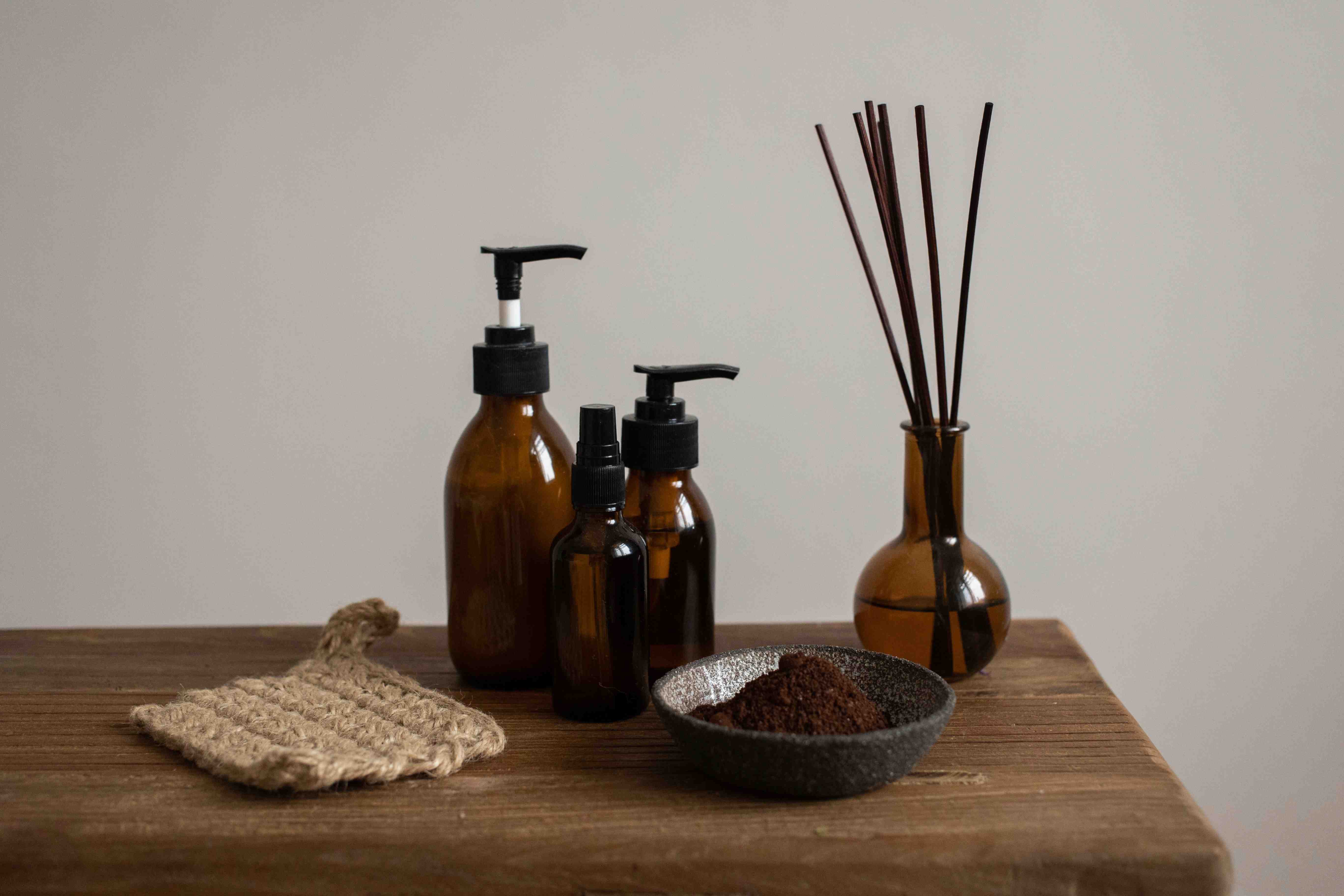 7 Panduan Memilih Reed Diffuser vs Parfum Ruangan Semprot