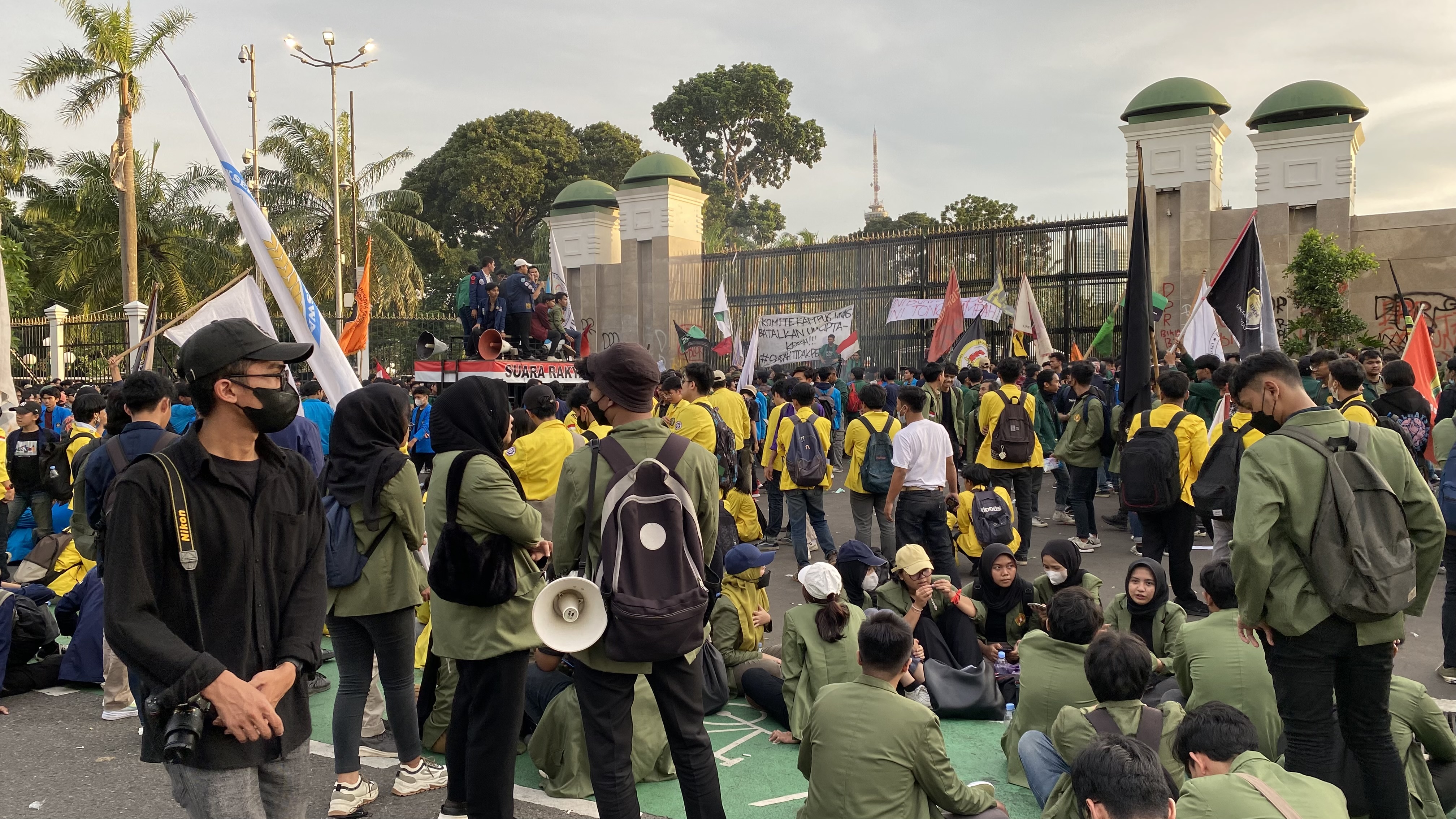 Ada Aksi Mahasiswa di Depan Gedung DPR, Tuntut Penolakan UU Cipta Kerja