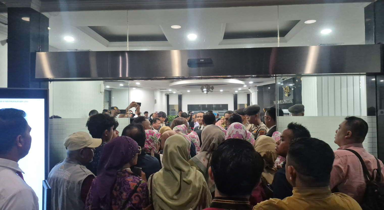 Panas Jelang Putusan MK soal Gibran, Massa Pemohon Sempat Dorong-Dorongan