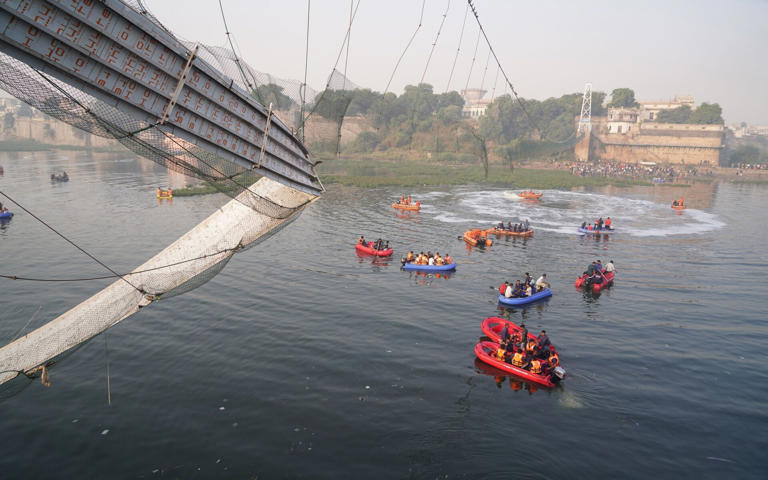 Lagi,132 Orang Tewas dalam Insiden Jembatan Putus di India