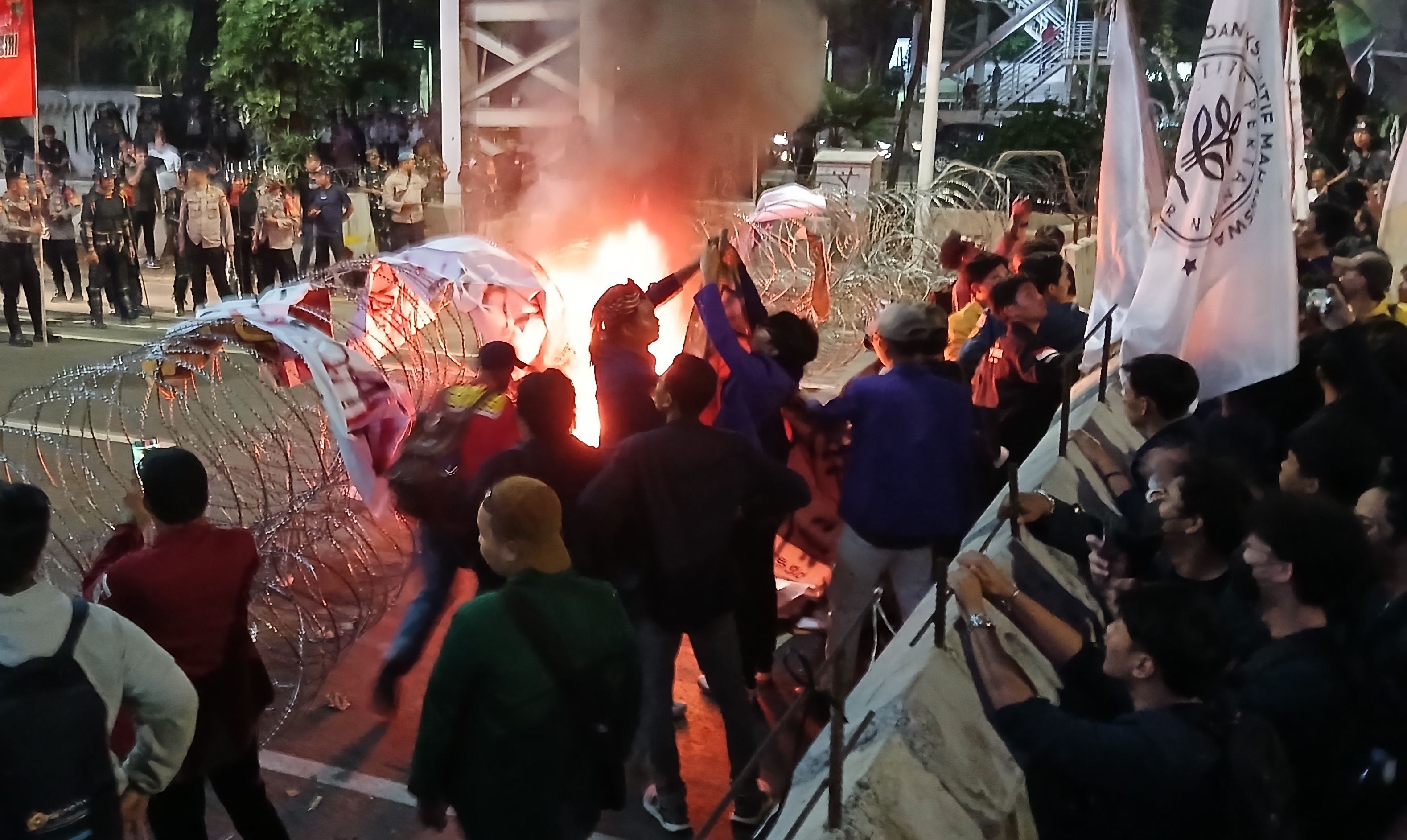Demo BEM SI di Patung Kuda Ricuh, Bakar Spanduk dan Coba Terobos Kawat Duri