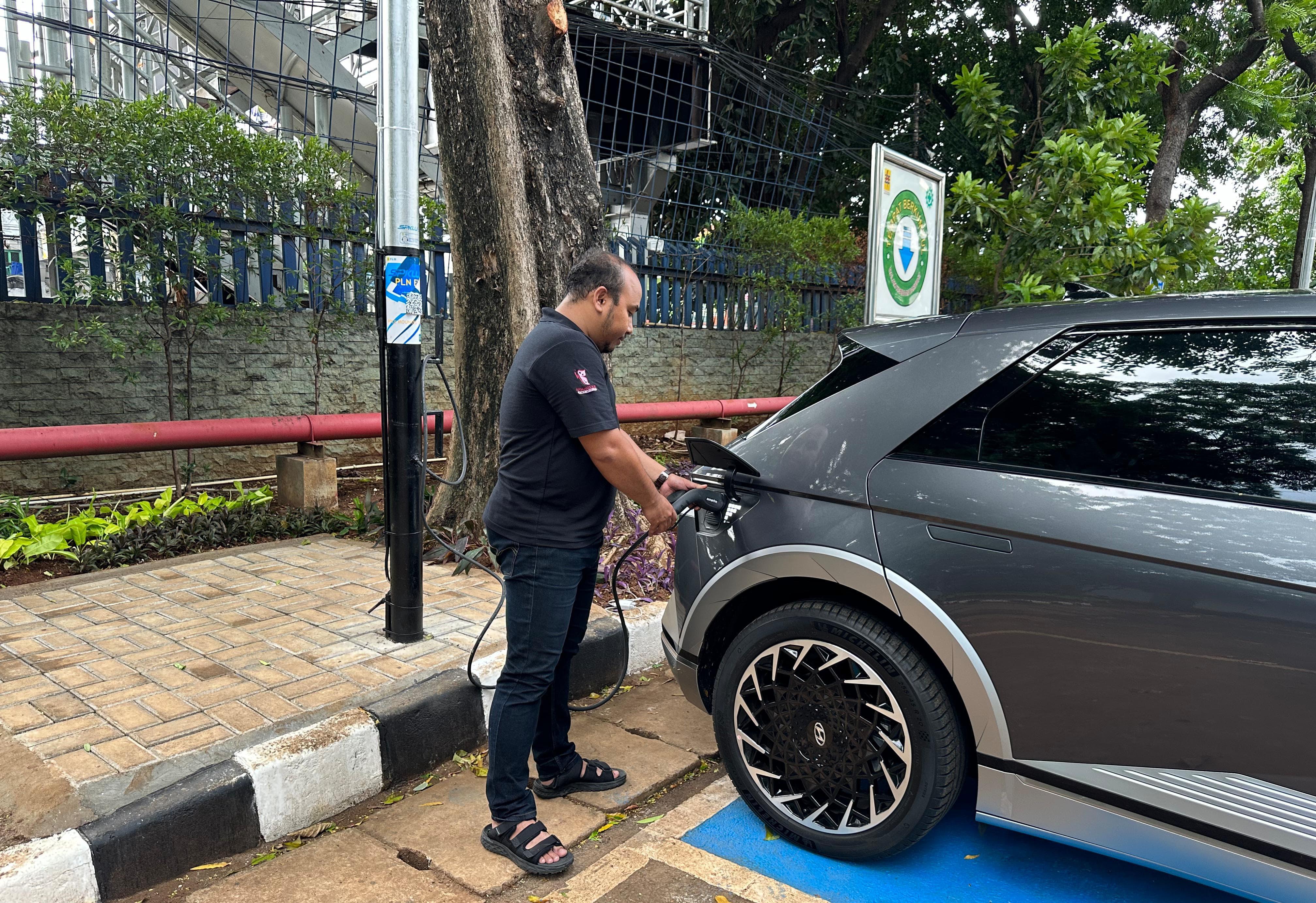 PLN Bakal Tambah 1.000 Tiang Listrik jadi SPKLU, Disini Lokasinya