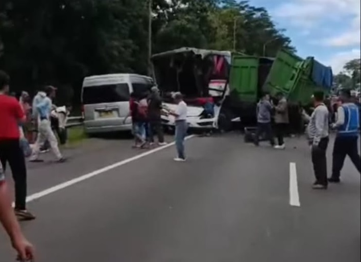 6 Kendaraan Terlibat Kecelakaan Beruntun di Tol Cipularang KM 97, Bus Primajasa, Truk, Minibus