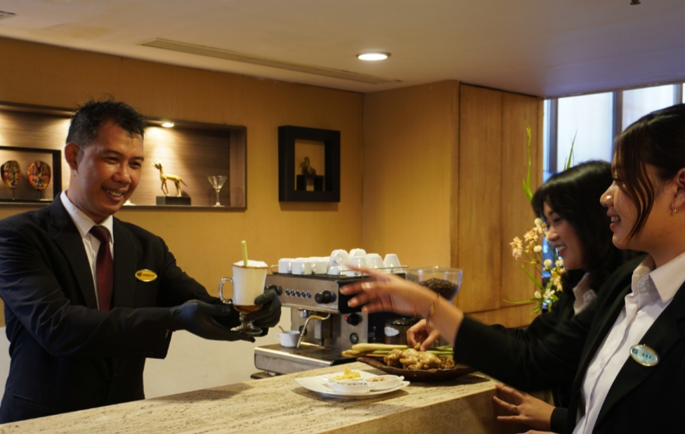 Hotel Santika Pandegiling Surabaya Demo Masak Wedang Remas, Mocktail Sari Bunga, dan Nasi Goreng Kwetiau