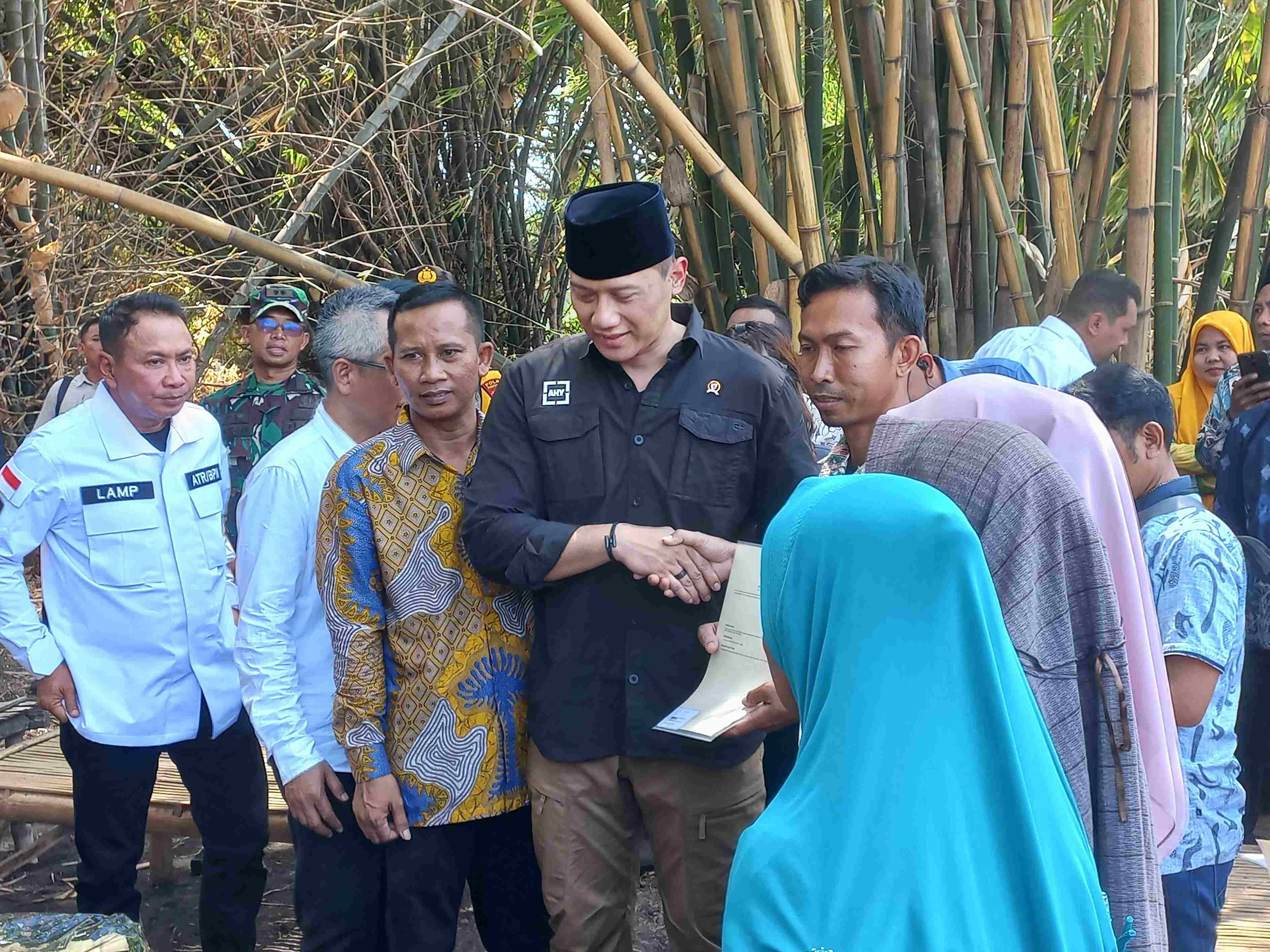 Emak-emak Histeris Saat Menteri ATR/BPN datang Ke Pasuruan Jatim: 'Mas AHY Ganteng Banget'