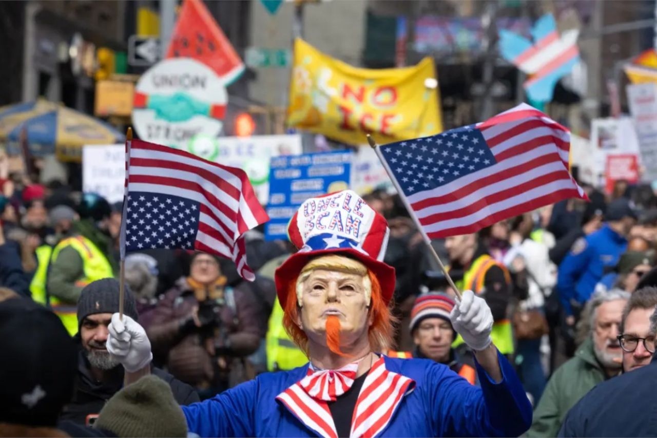 Chaos! Demonstran 'No Kings' Bentrok dengan Pendukung 'Pro Trump' yang Diduga Bawa Senjata Otomatis