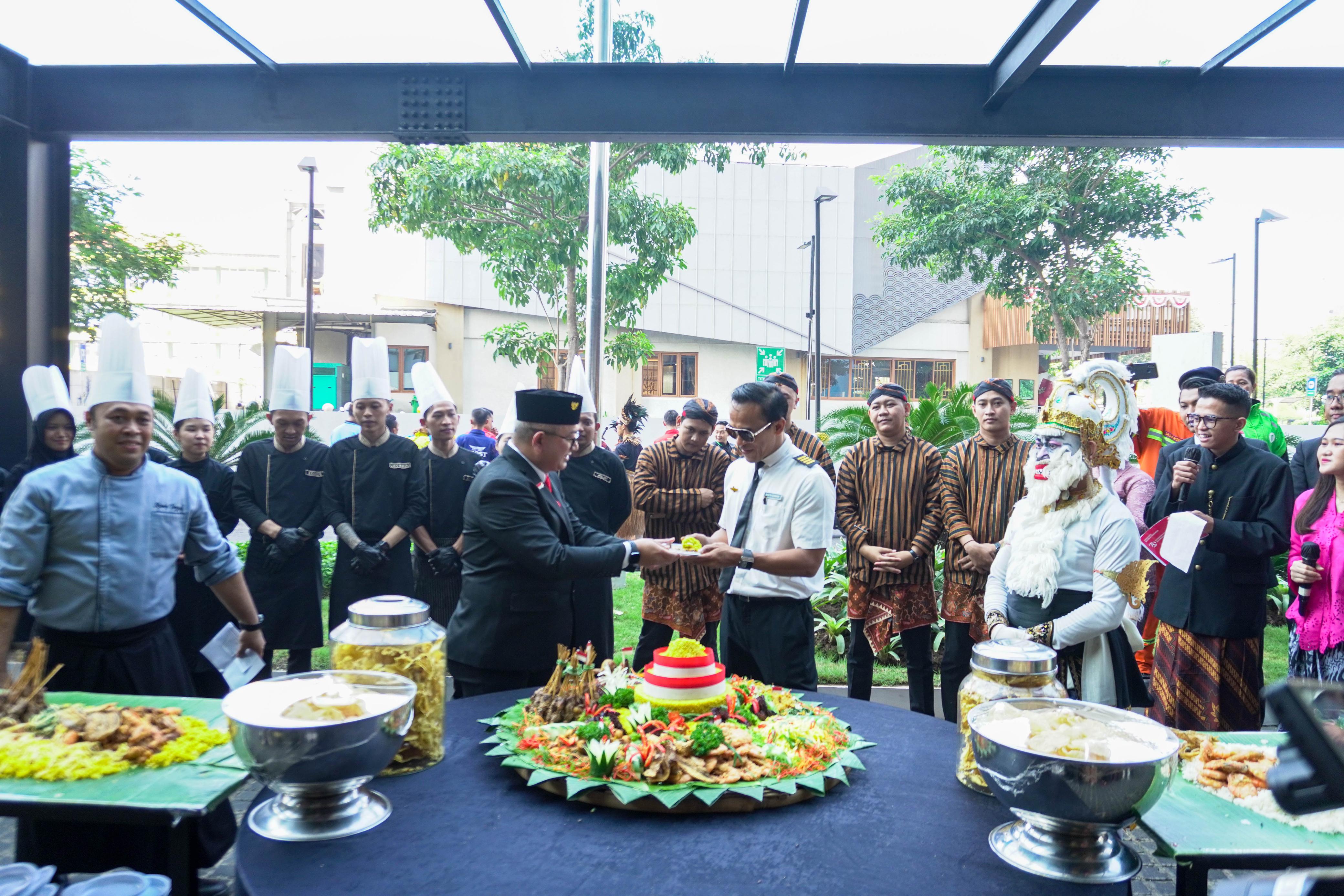 Sambut HUT RI ke-79, Whiz Luxe Hotel Spazio Surabaya Hadirkan Parade Tumpeng 7 Meter