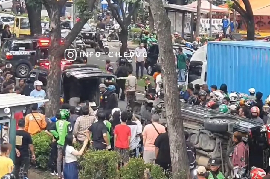 Viral Kecelakaan hingga Mobil Terguling di Graha Raya, 1 Orang Tewas