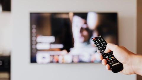 Cara Mudah Menyambungkan HP ke Smart TV, Gak Perlu Kabel
