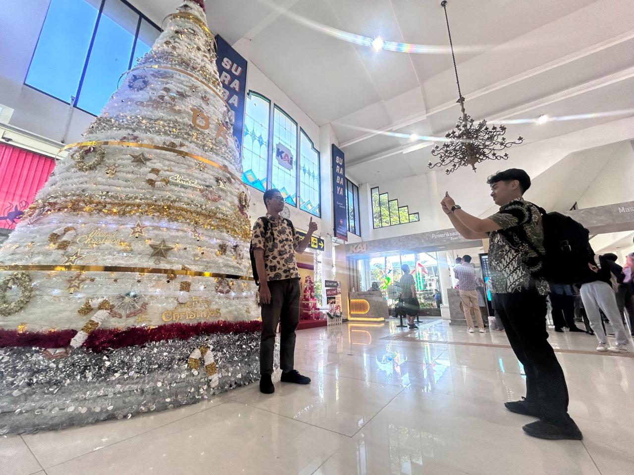 Santa Coming to Town! KAI Daop 8 Surabaya Hadirkan Pohon Natal Tertinggi se-Stasiun Seluruh Indonesia