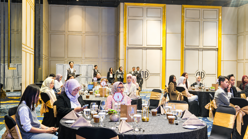 Mahasiswa PAP Unesa Belajar Etika Bisnis dan Table Manner di Hotel Movenpick