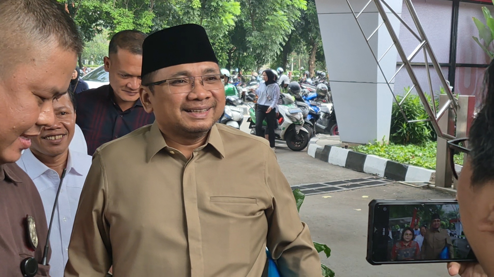 Gus Yaqut Bantah Ponsel yang Disita KPK dalam Penggeledahan Bukan Miliknya