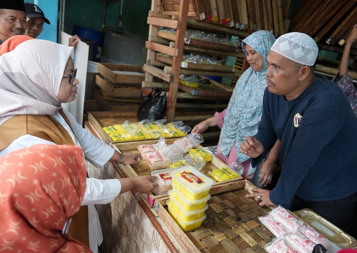 Istri Anies Baswedan Fery Farhati Dicurhati Perajin Tahu Cibuntu Soal Harga Kedelai