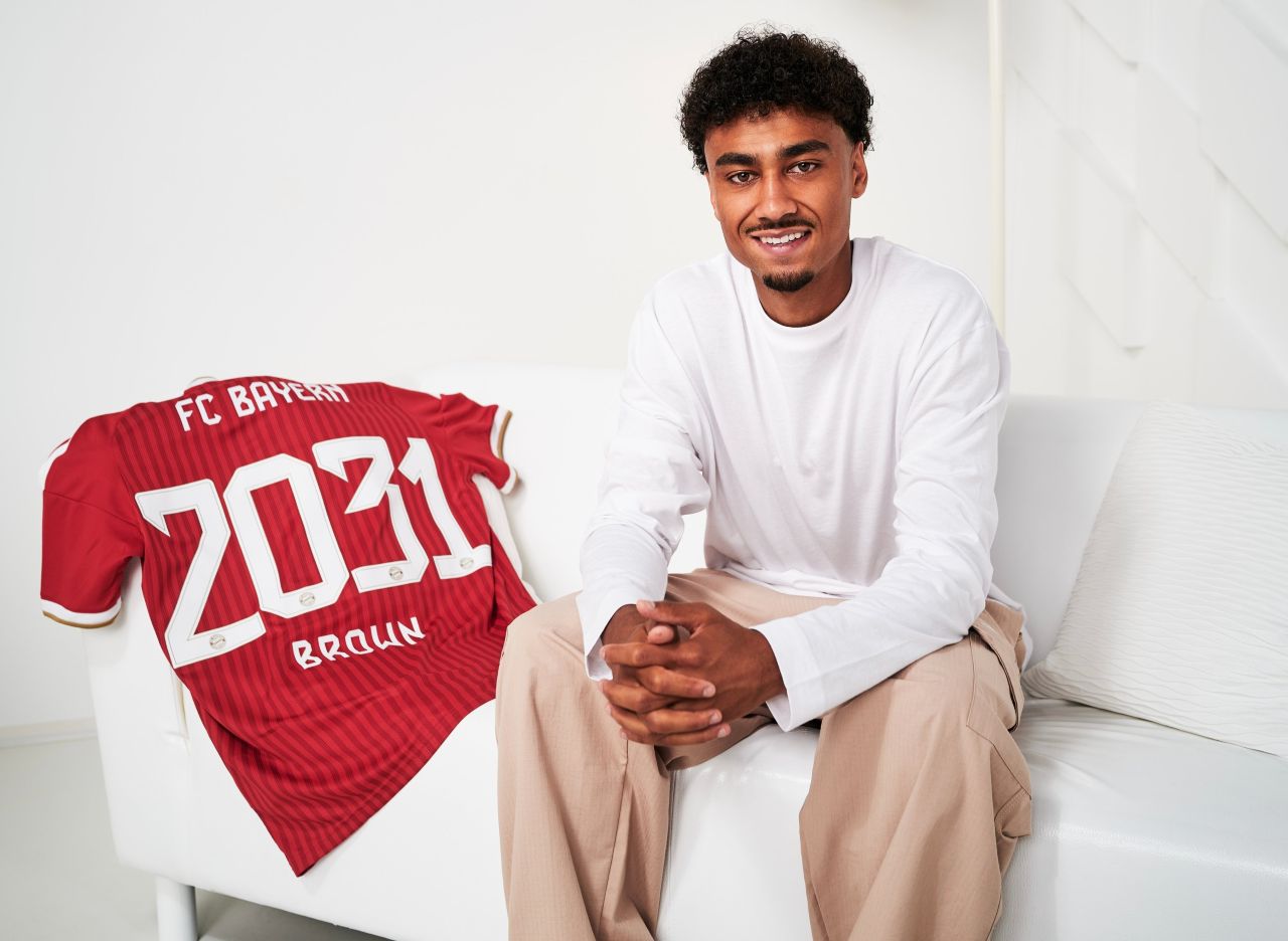 Bayern Munchen Datangkan Nathaniel Brown, Dikontrak Hingga 2031