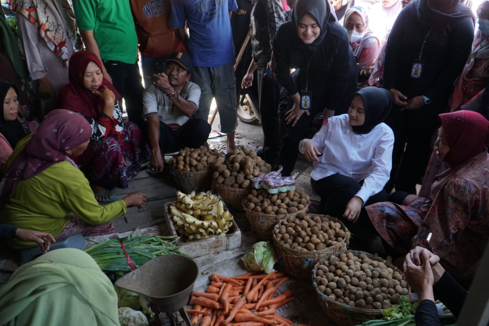 Dukung Risma-Gus Hans, Pedagang Pasar Lekok  Pasuruan Titipkan Harapan